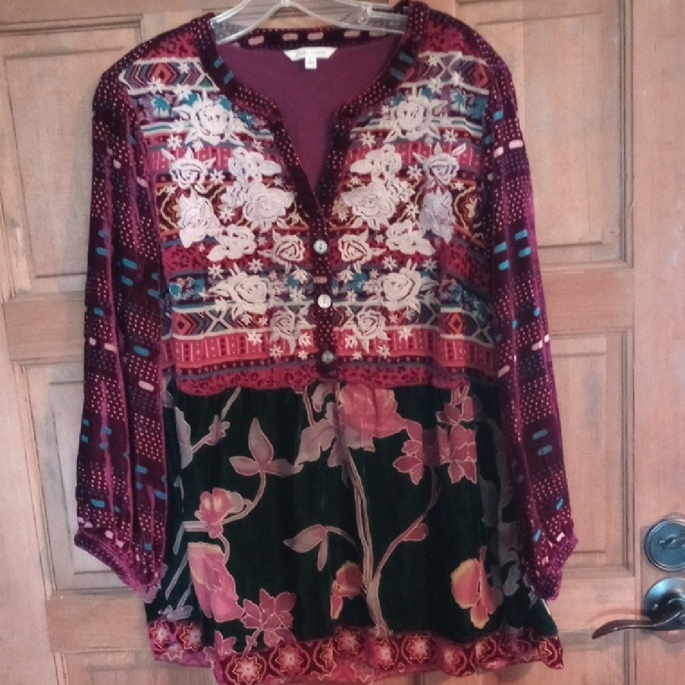 John Mark Velvet Top Sz L + Free Gift!